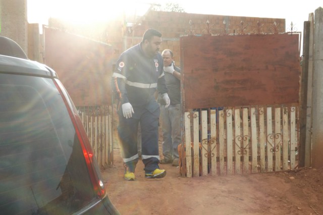 Pedreiro cai de andaime e sofre ferimentos no rosto e braços Pedreiro cai de andaime e sofre ferimentos no rosto e braços