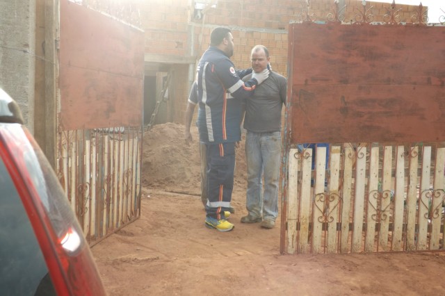 Pedreiro cai de andaime e sofre ferimentos no rosto e braços Pedreiro cai de andaime e sofre ferimentos no rosto e braços