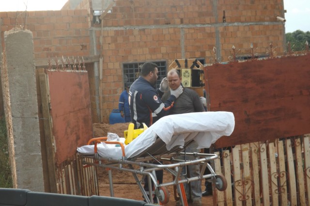 Pedreiro cai de andaime e sofre ferimentos no rosto e braços Pedreiro cai de andaime e sofre ferimentos no rosto e braços