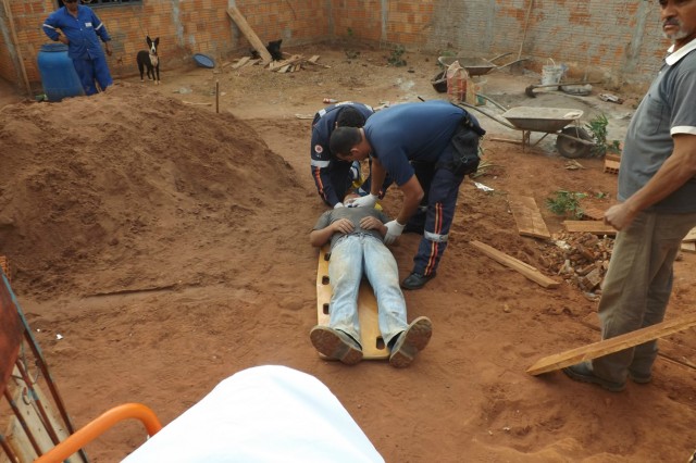 Pedreiro cai de andaime e sofre ferimentos no rosto e braços Pedreiro cai de andaime e sofre ferimentos no rosto e braços