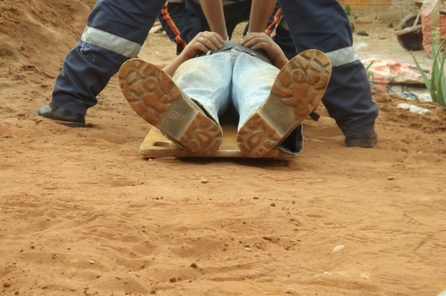 Pedreiro cai de andaime e sofre ferimentos no rosto e braços Pedreiro cai de andaime e sofre ferimentos no rosto e braços