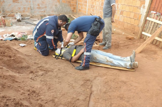 Pedreiro cai de andaime e sofre ferimentos no rosto e braços Pedreiro cai de andaime e sofre ferimentos no rosto e braços