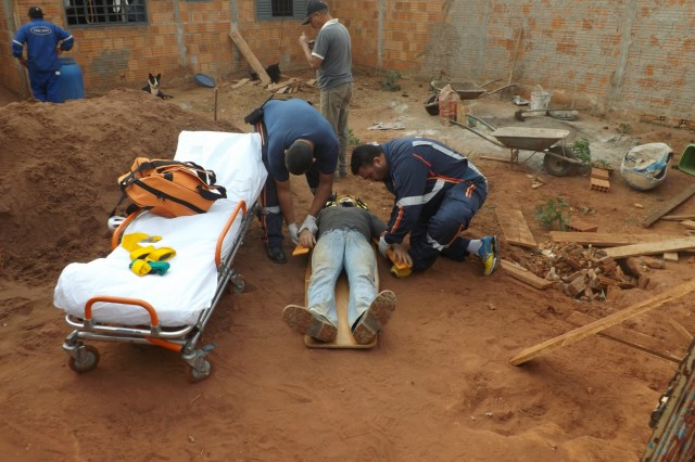 Pedreiro cai de andaime e sofre ferimentos no rosto e braços Pedreiro cai de andaime e sofre ferimentos no rosto e braços