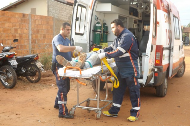 Pedreiro cai de andaime e sofre ferimentos no rosto e braços Pedreiro cai de andaime e sofre ferimentos no rosto e braços