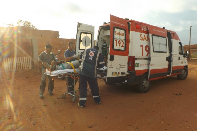 Pedreiro cai de andaime e sofre ferimentos no rosto e braços Pedreiro cai de andaime e sofre ferimentos no rosto e braços