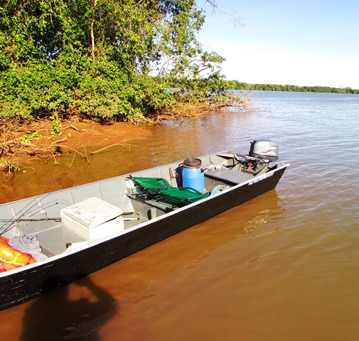 PMA autua duas pessoas por pescar sem licença e apreende barco, motor e redes