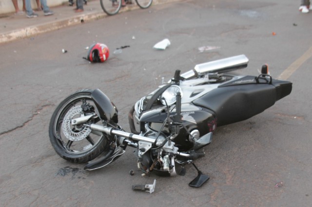 AGORA: motociclista perde o controle, bate em muro e fica em estado grave