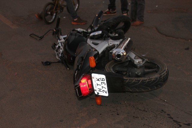 AGORA: motociclista perde o controle, bate em muro e fica em estado grave