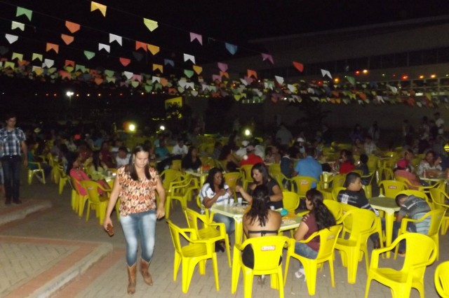 Indústria reúne colaboradores para festança com direito a dança e comidas típicas Indústria reúne colaboradores para festança com direito a dança e comidas típicas