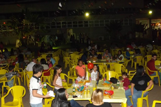 Indústria reúne colaboradores para festança com direito a dança e comidas típicas Indústria reúne colaboradores para festança com direito a dança e comidas típicas