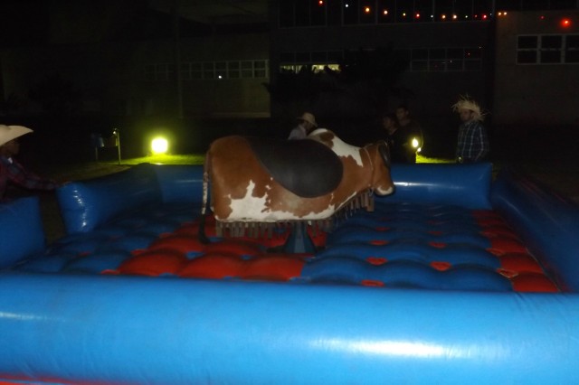 Indústria reúne colaboradores para festança com direito a dança e comidas típicas Indústria reúne colaboradores para festança com direito a dança e comidas típicas