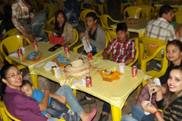 Indústria reúne colaboradores para festança com direito a dança e comidas típicas Indústria reúne colaboradores para festança com direito a dança e comidas típicas