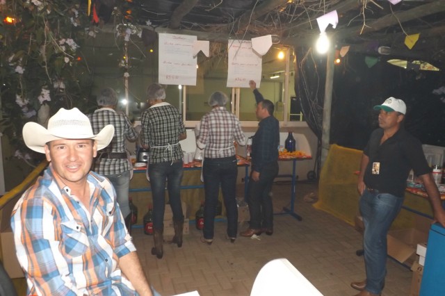 Indústria reúne colaboradores para festança com direito a dança e comidas típicas Indústria reúne colaboradores para festança com direito a dança e comidas típicas