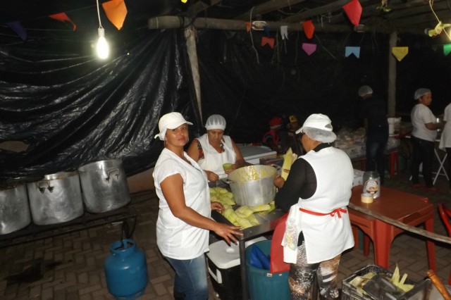 Indústria reúne colaboradores para festança com direito a dança e comidas típicas Indústria reúne colaboradores para festança com direito a dança e comidas típicas