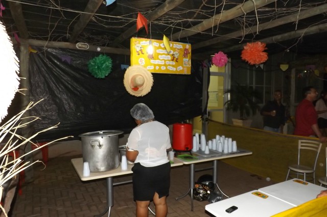 Indústria reúne colaboradores para festança com direito a dança e comidas típicas Indústria reúne colaboradores para festança com direito a dança e comidas típicas