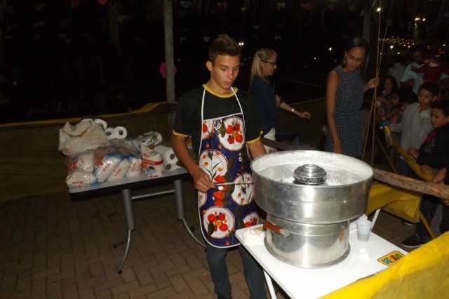 Indústria reúne colaboradores para festança com direito a dança e comidas típicas Indústria reúne colaboradores para festança com direito a dança e comidas típicas