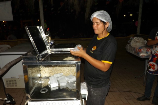 Indústria reúne colaboradores para festança com direito a dança e comidas típicas Indústria reúne colaboradores para festança com direito a dança e comidas típicas