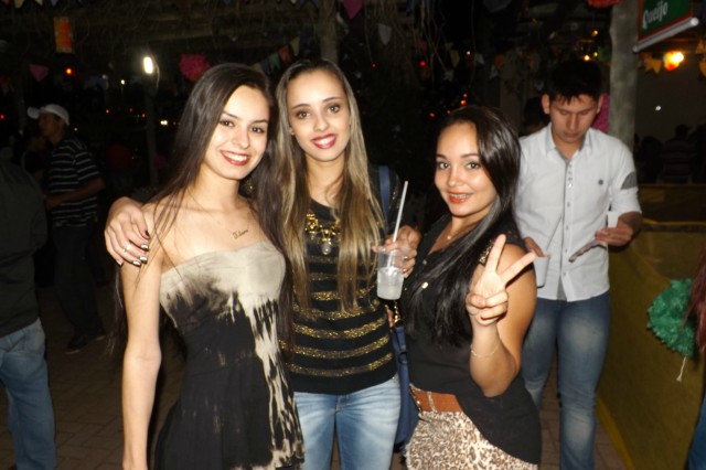 Indústria reúne colaboradores para festança com direito a dança e comidas típicas Indústria reúne colaboradores para festança com direito a dança e comidas típicas