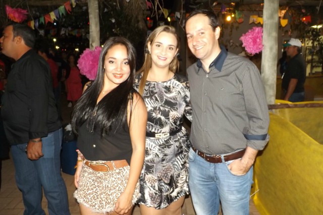 Indústria reúne colaboradores para festança com direito a dança e comidas típicas Indústria reúne colaboradores para festança com direito a dança e comidas típicas