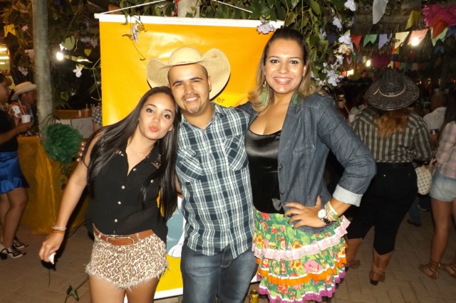 Indústria reúne colaboradores para festança com direito a dança e comidas típicas Indústria reúne colaboradores para festança com direito a dança e comidas típicas