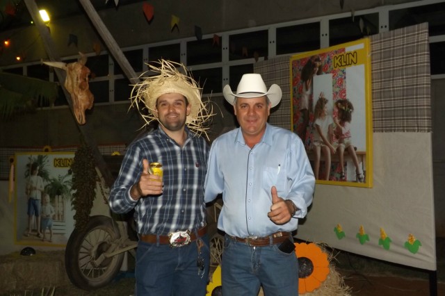 Indústria reúne colaboradores para festança com direito a dança e comidas típicas Indústria reúne colaboradores para festança com direito a dança e comidas típicas