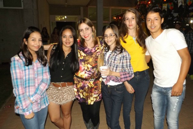 Indústria reúne colaboradores para festança com direito a dança e comidas típicas Indústria reúne colaboradores para festança com direito a dança e comidas típicas