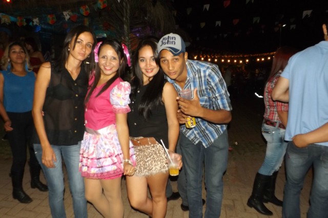 Indústria reúne colaboradores para festança com direito a dança e comidas típicas Indústria reúne colaboradores para festança com direito a dança e comidas típicas