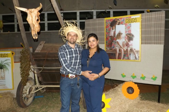 Indústria reúne colaboradores para festança com direito a dança e comidas típicas Indústria reúne colaboradores para festança com direito a dança e comidas típicas