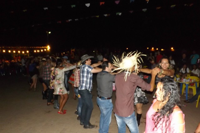 Indústria reúne colaboradores para festança com direito a dança e comidas típicas Indústria reúne colaboradores para festança com direito a dança e comidas típicas