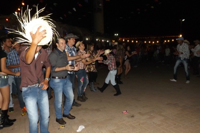 Indústria reúne colaboradores para festança com direito a dança e comidas típicas Indústria reúne colaboradores para festança com direito a dança e comidas típicas