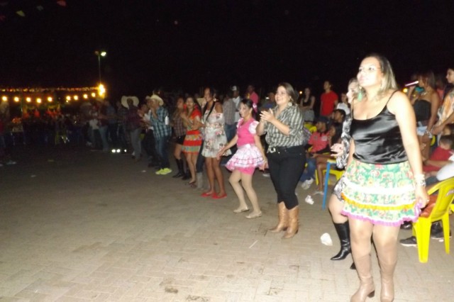 Indústria reúne colaboradores para festança com direito a dança e comidas típicas Indústria reúne colaboradores para festança com direito a dança e comidas típicas