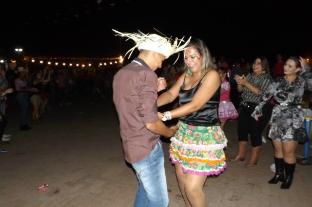 Indústria reúne colaboradores para festança com direito a dança e comidas típicas Indústria reúne colaboradores para festança com direito a dança e comidas típicas