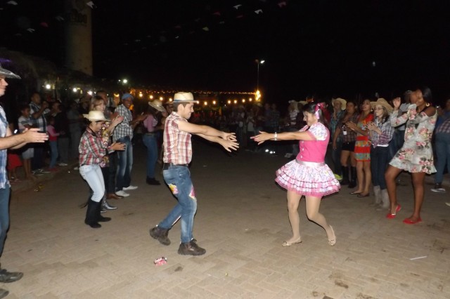 Indústria reúne colaboradores para festança com direito a dança e comidas típicas Indústria reúne colaboradores para festança com direito a dança e comidas típicas