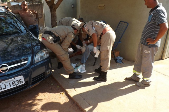 Pedreiro tem perna ferida ao manusear máquina de corte