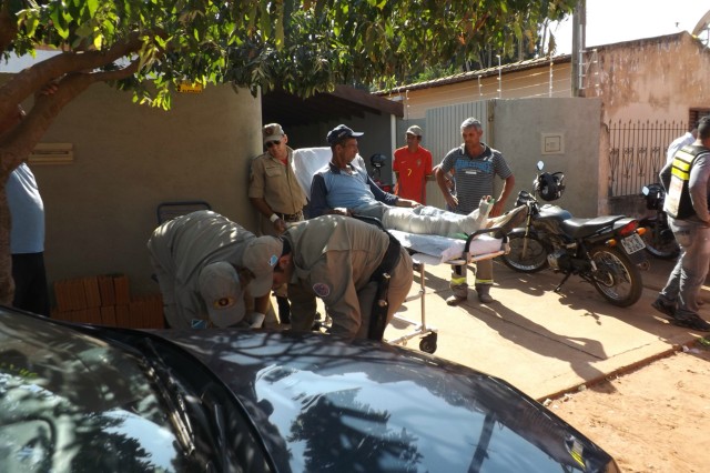 Pedreiro tem perna ferida ao manusear máquina de corte