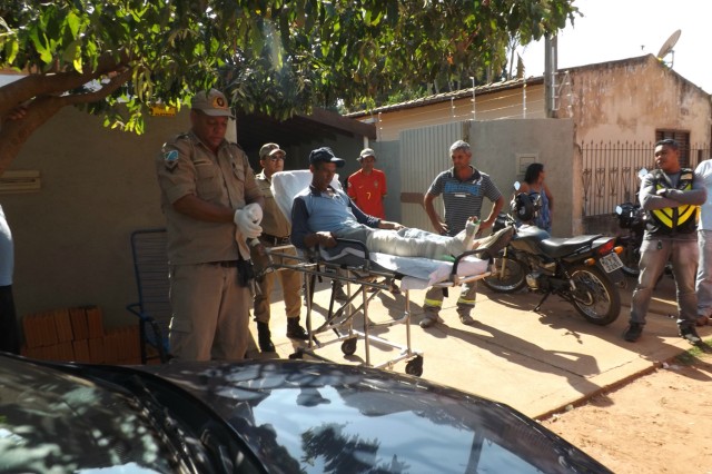 Pedreiro tem perna ferida ao manusear máquina de corte