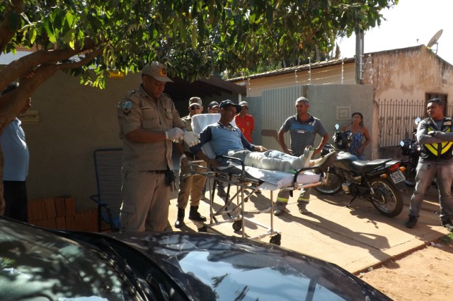 Pedreiro tem perna ferida ao manusear máquina de corte