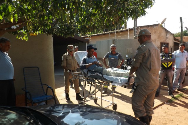 Pedreiro tem perna ferida ao manusear máquina de corte