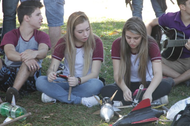 Colégio Exitus realiza “lançamento de foguetes” na Lagoa Maior