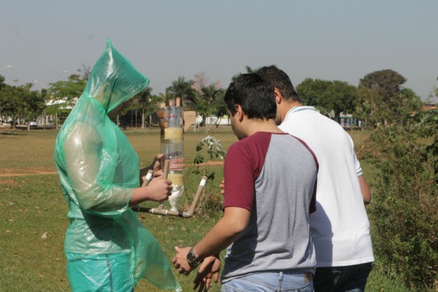 Colégio Exitus realiza “lançamento de foguetes” na Lagoa Maior