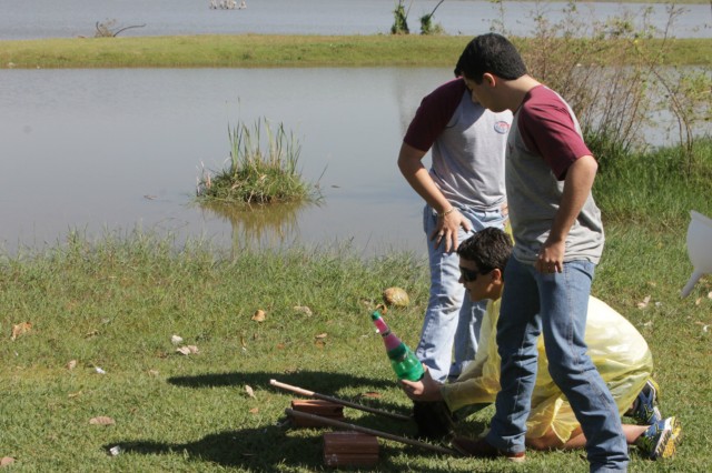 Colégio Exitus realiza “lançamento de foguetes” na Lagoa Maior