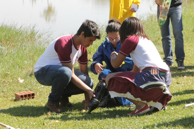 Colégio Exitus realiza “lançamento de foguetes” na Lagoa Maior