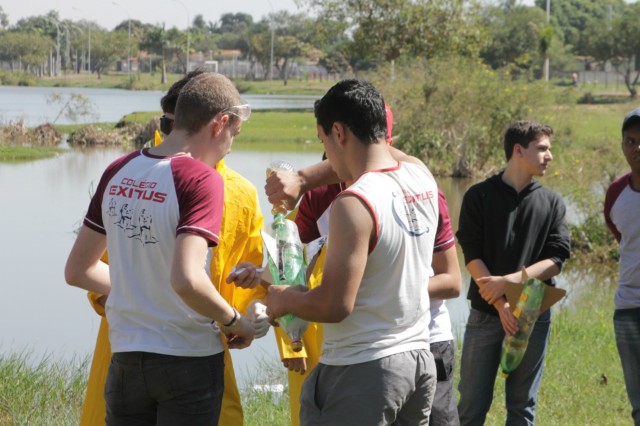 Colégio Exitus realiza “lançamento de foguetes” na Lagoa Maior