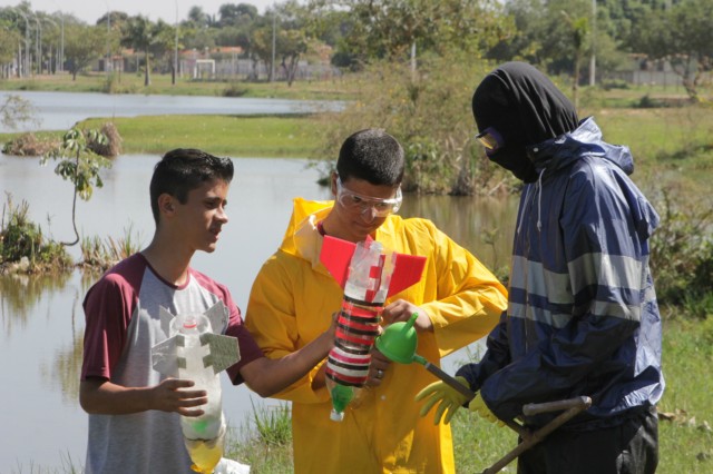 Colégio Exitus realiza “lançamento de foguetes” na Lagoa Maior