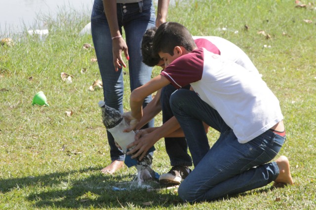 Colégio Exitus realiza “lançamento de foguetes” na Lagoa Maior