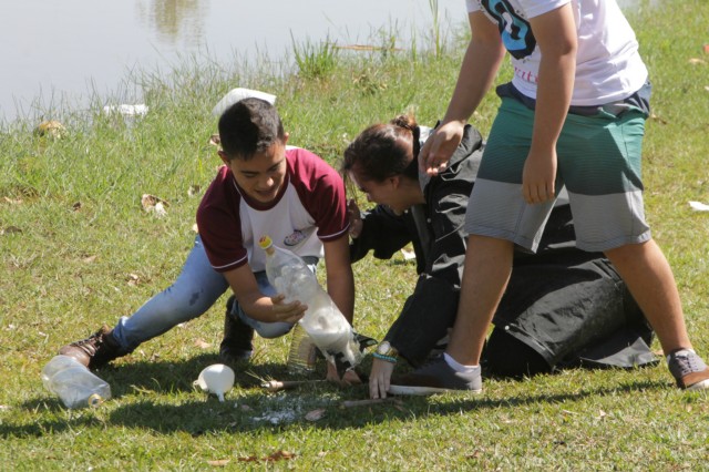 Colégio Exitus realiza “lançamento de foguetes” na Lagoa Maior