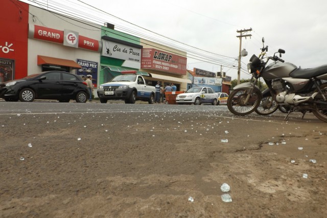 Ladrões usam carro para arrombar loja e roubar material de caça e pesca