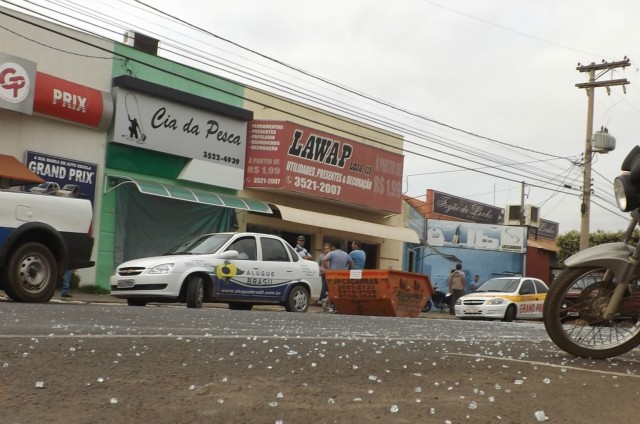 Ladrões usam carro para arrombar loja e roubar material de caça e pesca