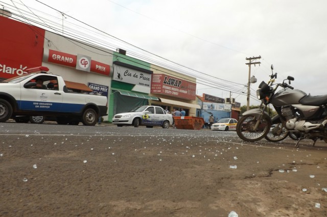 Ladrões usam carro para arrombar loja e roubar material de caça e pesca