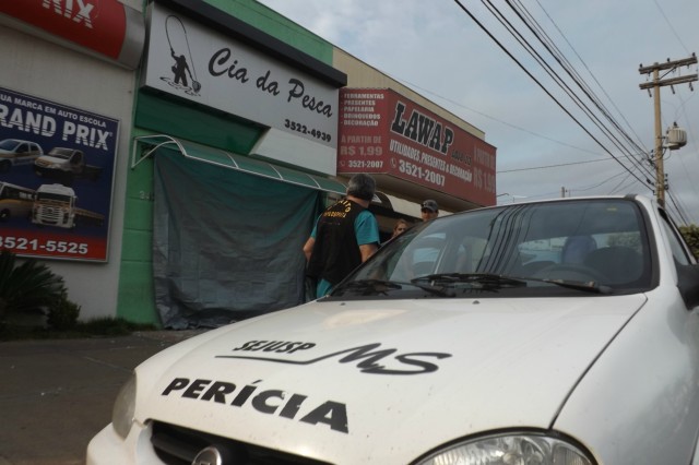 Ladrões usam carro para arrombar loja e roubar material de caça e pesca